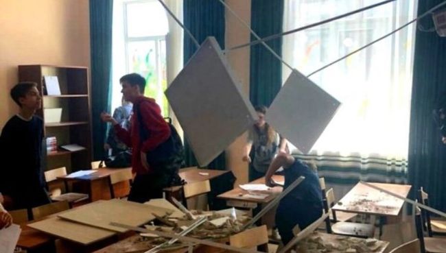В средней школе № 2 города Ступино во время урока на учащихся 11 класса обвалилась штукатурка и фрагменты подвесного потолка. 23 мая 2018 В средней школе № 2 города Ступино во время урока на учащихся 11 класса обвалилась штукатурка и фрагменты подвесного потолка. 23 мая 2018