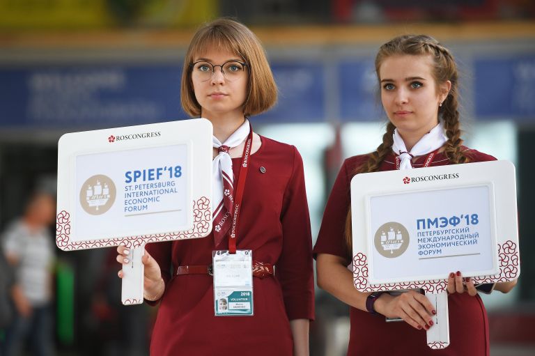 Волонтеры встречают участников Петербургского международного экономического форума на Московском вокзал в Санкт-Петербурге
