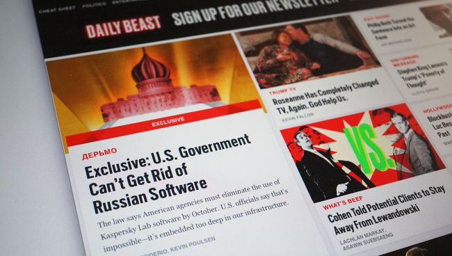 Страница сайта The Daily Beast на экране