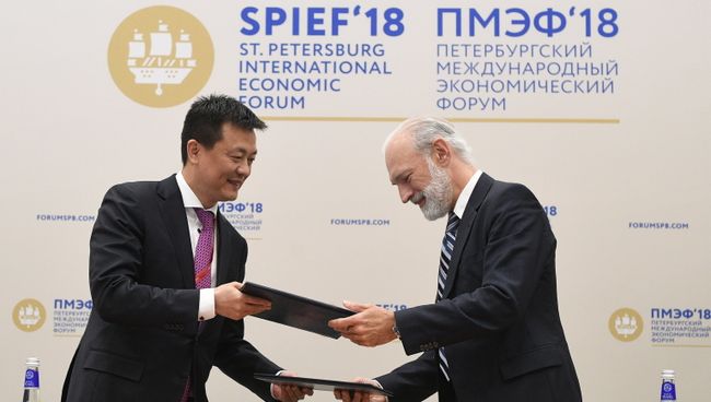 Генеральный директор Huawei Technologies Co., Ltd. Го Пин и генеральный директор ПАО ВымпелКом Василь Лацанич на Петербургском международном экономическом форуме. 24 мая 2018 Генеральный директор Huawei Technologies Co., Ltd. Го Пин и генеральный директор ПАО ВымпелКом Василь Лацанич на Петербургском международном экономическом форуме. 24 мая 2018