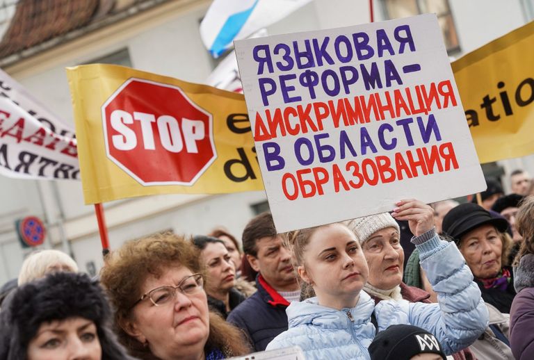 Акция протеста против решения президента Латвии Раймонда Вейониса провозгласить закон о полном переводе школ на латышский язык обучения