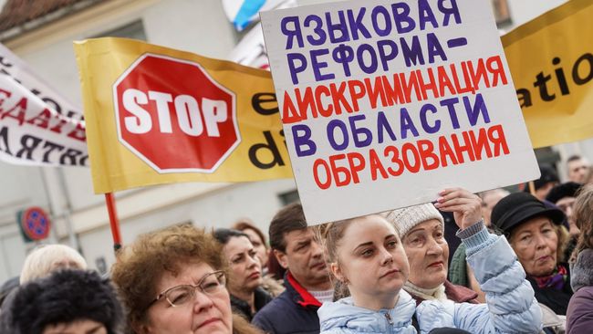Акция протеста против решения президента Латвии Раймонда Вейониса провозгласить закон о полном переводе школ на латышский язык обучения Акция протеста против решения президента Латвии Раймонда Вейониса провозгласить закон о полном переводе школ на латышский язык обучения