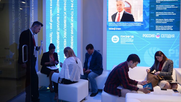 Посетители у стенда Международного информационного агентства (МИА) Россия сегодня на Петербургском международном экономическом форуме 2018