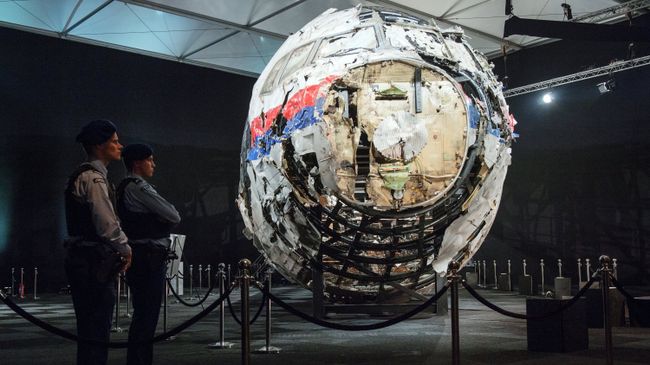 Представление доклада об обстоятельствах крушения лайнера Boeing 777 Malaysia Airlines (рейс MH17) на Востоке Украины 17 июля 2014 года на военной базе Гилзе-Рейен в Нидерландах. Архивное фото Представление доклада об обстоятельствах крушения лайнера Boeing 777 Malaysia Airlines (рейс MH17) на Востоке Украины 17 июля 2014 года на военной базе Гилзе-Рейен в Нидерландах. Архивное фото