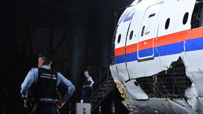 Представление доклада об обстоятельствах крушения лайнера Boeing 777 Malaysia Airlines (рейс MH17) на Востоке Украины 17 июля 2014 года на военной базе Гилзе-Рейен в Нидерландах. Архивное фото Представление доклада об обстоятельствах крушения лайнера Boeing 777 Malaysia Airlines (рейс MH17) на Востоке Украины 17 июля 2014 года на военной базе Гилзе-Рейен в Нидерландах. Архивное фото