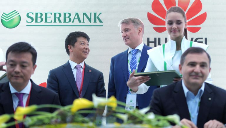 Исполнительный директор Huawei Technologies Co.,Ltd. Го Пин и президент, председатель правления ОАО Сбербанк России Герман Греф на Петербургском международном экономическом форуме. 24 мая 2018 Исполнительный директор Huawei Technologies Co.,Ltd. Го Пин и президент, председатель правления ОАО Сбербанк России Герман Греф на Петербургском международном экономическом форуме. 24 мая 2018
