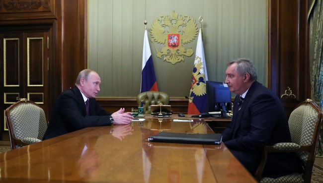 Президент РФ Владимир Путин и бывший вице-премьер Дмитрий Рогозин во время встречи на полях Петербургского международного экономического форума. 24 мая 2018 Президент РФ Владимир Путин и бывший вице-премьер Дмитрий Рогозин во время встречи на полях Петербургского международного экономического форума. 24 мая 2018
