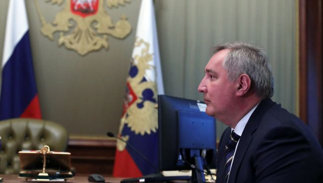 Дмитрий Рогозин во время встречи с президентом РФ Владимиром Путиным на полях Петербургского международного экономического форума. 24 мая 2018 Дмитрий Рогозин во время встречи с президентом РФ Владимиром Путиным на полях Петербургского международного экономического форума. 24 мая 2018