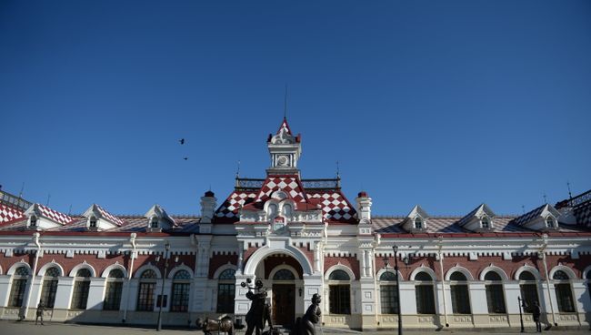 Площадь перед зданием Старого вокзала в Екатеринбурге.