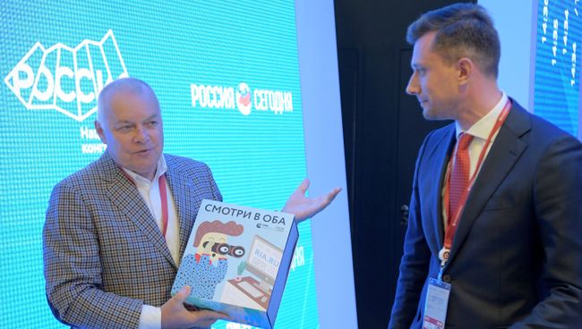 Генеральный директор МИА Россия сегодня Дмитрий Киселев на стенде МИА Россия сегодня на Петербургском международном экономическом форуме 2018 Генеральный директор МИА Россия сегодня Дмитрий Киселев на стенде МИА Россия сегодня на Петербургском международном экономическом форуме 2018
