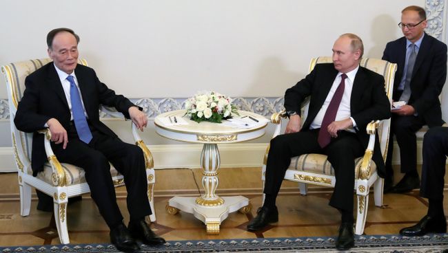 Президент РФ Владимир Путин и заместитель председателя КНР Ван Цишань во время встречи в Константиновском дворце в Стрельне. 24 мая 2018 Президент РФ Владимир Путин и заместитель председателя КНР Ван Цишань во время встречи в Константиновском дворце в Стрельне. 24 мая 2018