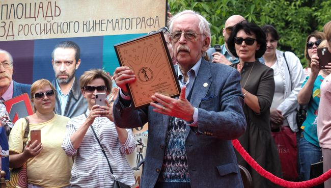 Народный артист РСФСР Василий Ливанов на торжественной церемонии закладки именных плит на Площади звезд российского кинематографа в Москве. 24 мая 2018 Народный артист РСФСР Василий Ливанов на торжественной церемонии закладки именных плит на Площади звезд российского кинематографа в Москве. 24 мая 2018