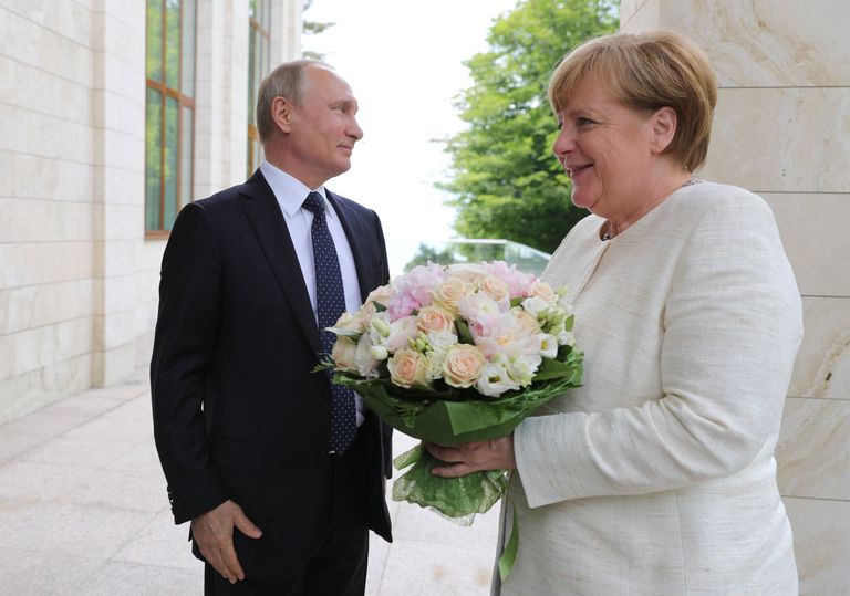 Президент РФ Владимир Путин и федеральный канцлер ФРГ Ангела Меркель во время встречи в Сочи Президент РФ Владимир Путин и федеральный канцлер ФРГ Ангела Меркель во время встречи в Сочи
