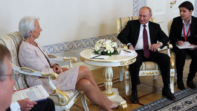 Президент РФ Владимир Путин и директор–распорядитель Международного Валютного Фонда (МВФ) Кристин Лагард во время встречи в Константиновском дворце в Стрельне. 24 мая 2018 Президент РФ Владимир Путин и директор–распорядитель Международного Валютного Фонда (МВФ) Кристин Лагард во время встречи в Константиновском дворце в Стрельне. 24 мая 2018