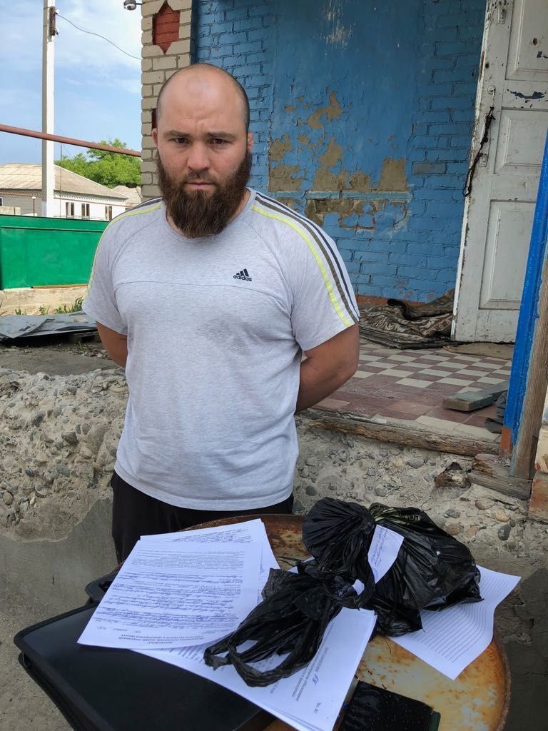 Задержанный сторонник Ат-Такфир Валь-Хиджра (запрещена в РФ) в Карачаево-Черкесии. Оперативная съемка. 24 мая 2018