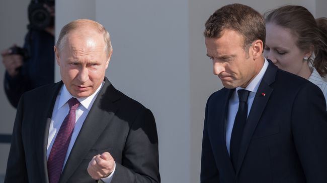 Президент РФ Владимир Путин и президент Франции Эмманюэль Макрон на полях ПМЭФ. Архивное фото
