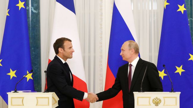 Президент РФ Владимир Путин и президент Франции Эмманюэль Макрон на пресс-конференции по итогам встречи. 24 мая 2018 Президент РФ Владимир Путин и президент Франции Эмманюэль Макрон на пресс-конференции по итогам встречи. 24 мая 2018