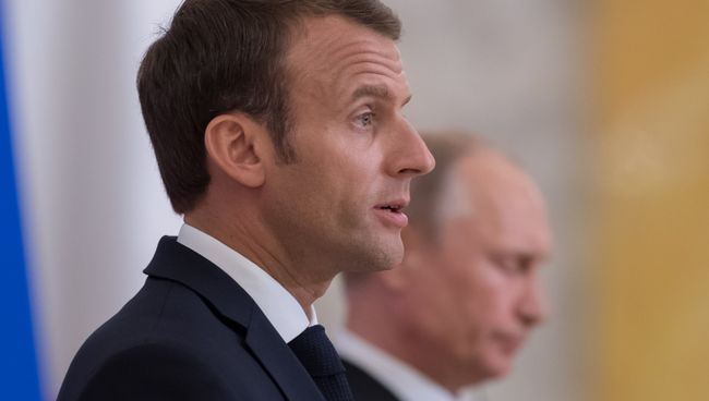 Президент Франции Эммануэль Макрон на совместной с президентом РФ Владимиром Путиным пресс-конференции по итогам встречи в Стрельне. Архивное фото