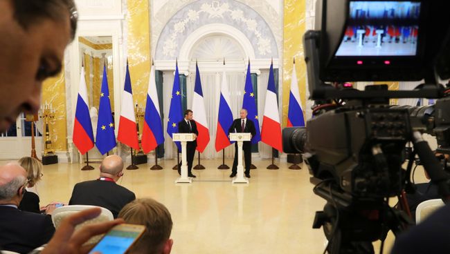 Президент РФ Владимир Путин и президент Франции Эмманюэль Макрон на пресс-конференции по итогам встречи. 24 мая 2018