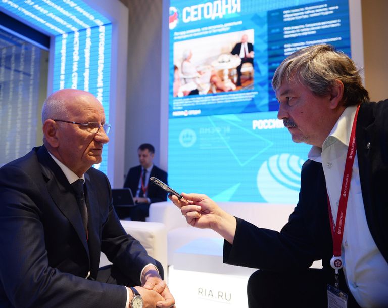 Губернатор Оренбургской области Юрий Берг на стенде Международного информационного агентства Россия сегодня на Петербургском международном экономическом форуме 2018 Губернатор Оренбургской области Юрий Берг на стенде Международного информационного агентства Россия сегодня на Петербургском международном экономическом форуме 2018