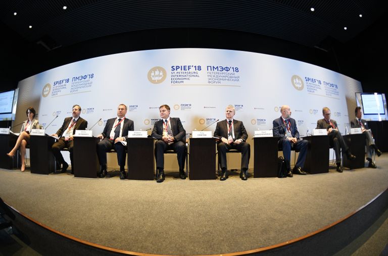 Участники во время панельной дискуссии Конкурентоспособность российской юрисдикции – путь к экономике доверия через улучшение правовой среды для бизнеса в рамках Петербургского международного экономического форума Участники во время панельной дискуссии Конкурентоспособность российской юрисдикции – путь к экономике доверия через улучшение правовой среды для бизнеса в рамках Петербургского международного экономического форума