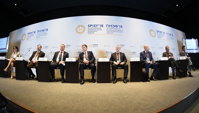Участники во время панельной дискуссии Конкурентоспособность российской юрисдикции – путь к экономике доверия через улучшение правовой среды для бизнеса в рамках Петербургского международного экономического форума