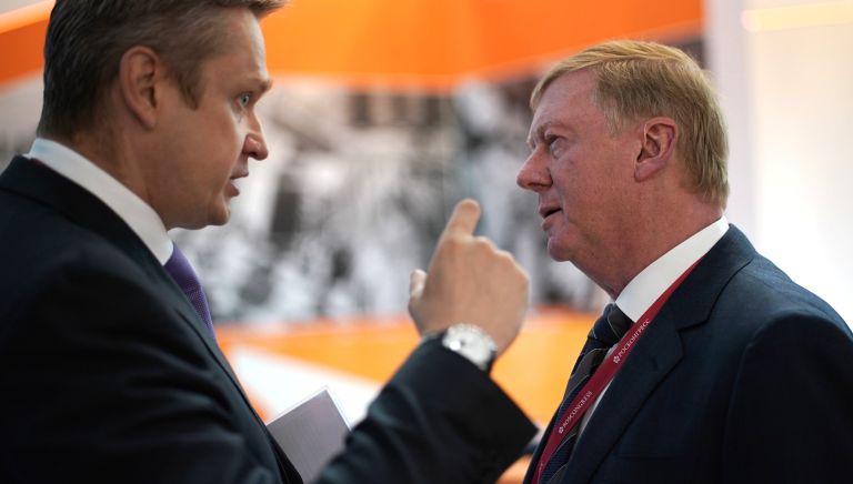Председатель правления УК Роснано Анатолий Чубайс (справа) на Петербургском международном экономическом форуме