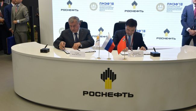 Глава Роснефти Игорь Сечин и губернатор Московской области Андрей Воробьев во время подписания соглашения на ПМЭФ-2018 Глава Роснефти Игорь Сечин и губернатор Московской области Андрей Воробьев во время подписания соглашения на ПМЭФ-2018