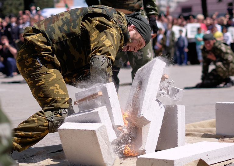 Показательные выступления военнослужащих пограничных войск ФСБ РФ на праздновании Дня пограничника в Краснодаре Показательные выступления военнослужащих пограничных войск ФСБ РФ на праздновании Дня пограничника в Краснодаре