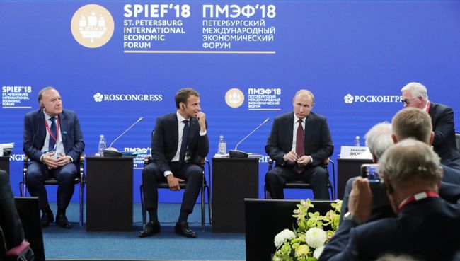 Президент РФ Владимир Путин и президент Франции Эммануэль Макрон на Петербургском международном экономическом форуме. 25 мая 2018 Президент РФ Владимир Путин и президент Франции Эммануэль Макрон на Петербургском международном экономическом форуме. 25 мая 2018