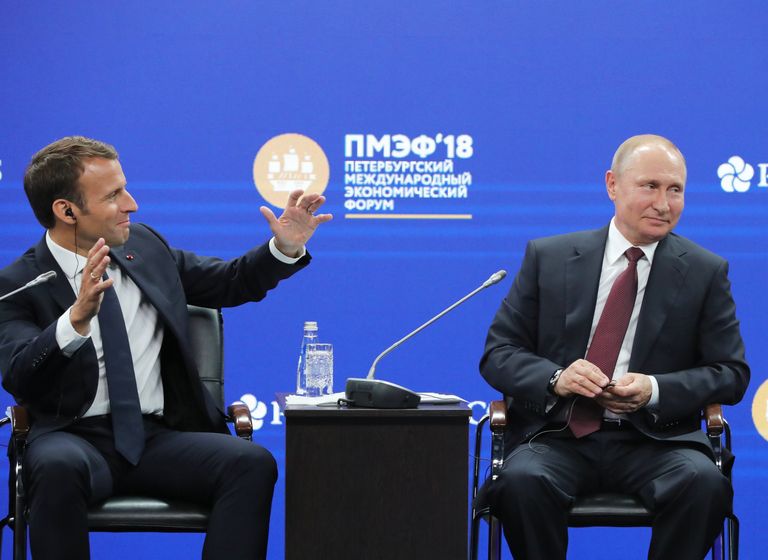 Президент РФ Владимир Путин и президент Франции Эммануэль Макрон на Петербургском международном экономическом форуме. 25 мая 2018 Президент РФ Владимир Путин и президент Франции Эммануэль Макрон на Петербургском международном экономическом форуме. 25 мая 2018