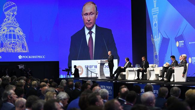 Президент РФ Владимир Путин выступает на пленарном заседании Петербургского международного экономического форума. 25 мая 2018 Президент РФ Владимир Путин выступает на пленарном заседании Петербургского международного экономического форума. 25 мая 2018