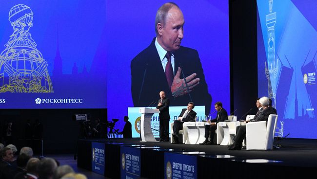 Президент РФ Владимир Путин выступает на пленарном заседании Петербургского международного экономического форума. 25 мая 2018
