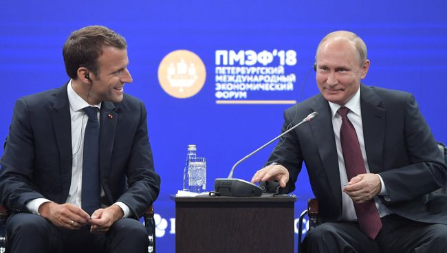 Президент РФ Владимир Путин и президент Франции Эммануэль Макрон на Петербургском международном экономическом форуме. 25 мая 2018 Президент РФ Владимир Путин и президент Франции Эммануэль Макрон на Петербургском международном экономическом форуме. 25 мая 2018