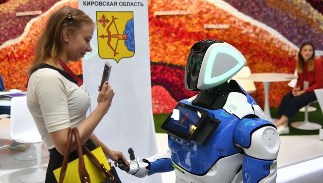Робот по имени Promobot на Петербургском международном экономическом форуме. Архивное фото