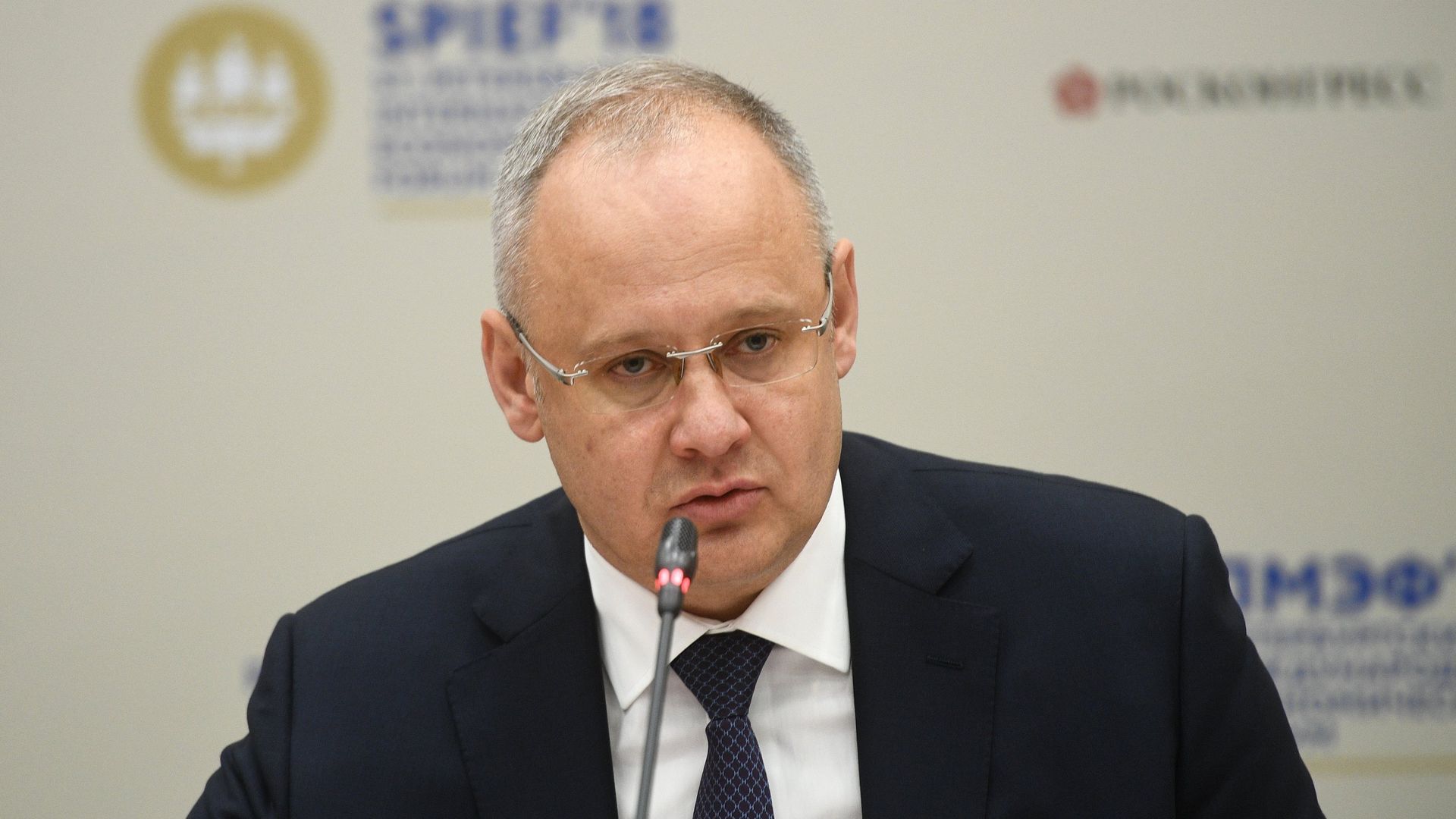 Советник президента РФ, заместитель председателя Организационного комитета — ответственный секретарь Антон Кобяков во время итоговой пресс-конференции на Петербургском международном экономическом форуме. 26 мая 2018 Советник президента РФ, заместитель председателя Организационного комитета — ответственный секретарь Антон Кобяков во время итоговой пресс-конференции на Петербургском международном экономическом форуме. 26 мая 2018 - РИА Новости, 1920, 05.06.2021