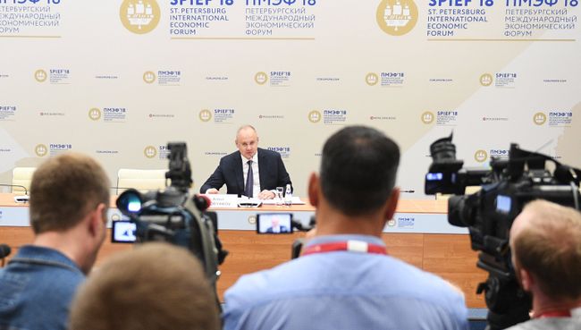 Советник президента РФ Антон Кобяков во время итоговой пресс-конференции на Петербургском международном экономическом форуме. 26 мая 2018 Советник президента РФ Антон Кобяков во время итоговой пресс-конференции на Петербургском международном экономическом форуме. 26 мая 2018