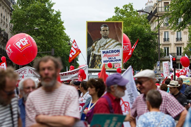 Участники акции протеста против политики президента Франции Эммануэля Макрона в Париже. 26 мая 2018
