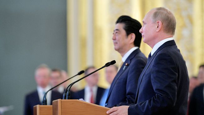 Президент РФ Владимир Путин и премьер-министр Японии Синдзо Абэ. 26 мая 2018 Президент РФ Владимир Путин и премьер-министр Японии Синдзо Абэ. 26 мая 2018