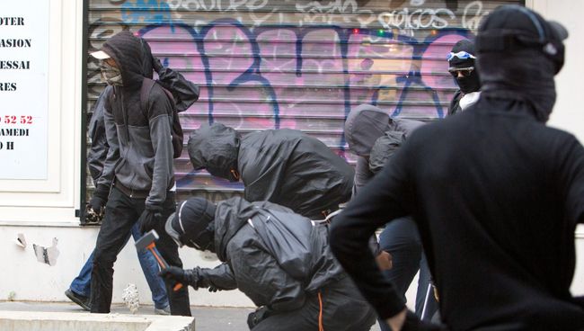 Участники акции протеста против политики президента Франции Эммануэля Макрона в Париже. 26 мая 2018 Участники акции протеста против политики президента Франции Эммануэля Макрона в Париже. 26 мая 2018