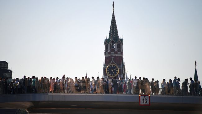Посетители на Парящем мосту в природно-ландшафтном парке Зарядье в Москве. Архивное фото Посетители на Парящем мосту в природно-ландшафтном парке Зарядье в Москве. Архивное фото