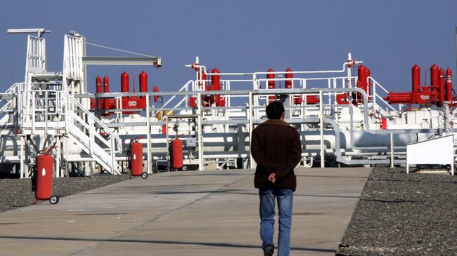 Рабочий на газоизмерительной станции газопровода Голубой поток в Самсуне, Турция Рабочий на газоизмерительной станции газопровода Голубой поток в Самсуне, Турция