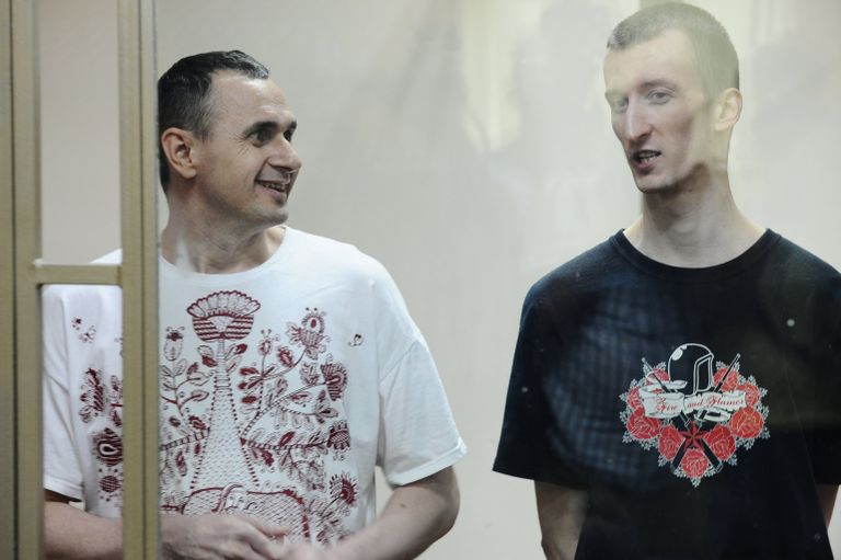 Олег Сенцов (слева) и Александр Кольченко, обвиняемые в создании террористического сообщества в Крыму и подготовке терактов, во время оглашения приговора Олег Сенцов (слева) и Александр Кольченко, обвиняемые в создании террористического сообщества в Крыму и подготовке терактов, во время оглашения приговора