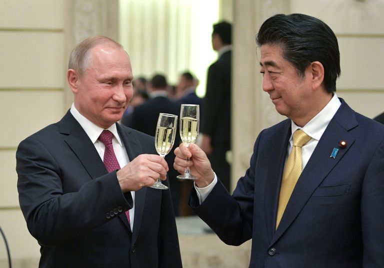 Президент РФ Владимир Путин и премьер-министр Японии Синдзо Абэ на приеме в честь открытия перекрёстных годов России и Японии в Большом театре. 26 мая 2018