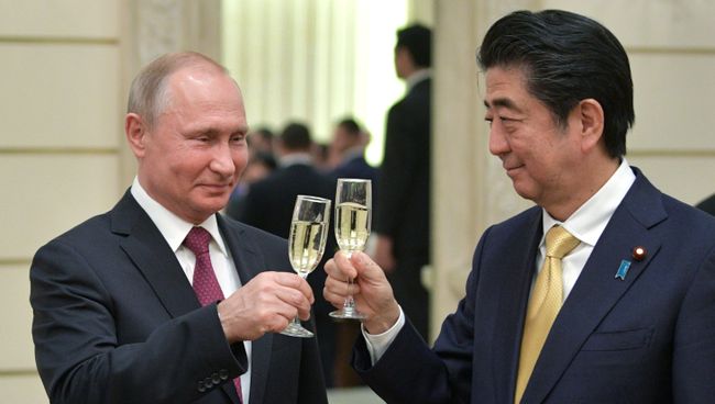 Президент РФ Владимир Путин и премьер-министр Японии Синдзо Абэ на приеме в честь открытия перекрёстных годов России и Японии в Большом театре. 26 мая 2018 Президент РФ Владимир Путин и премьер-министр Японии Синдзо Абэ на приеме в честь открытия перекрёстных годов России и Японии в Большом театре. 26 мая 2018