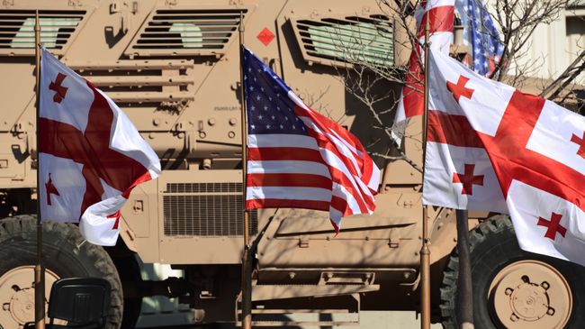 Флаги Грузии и США в совместном центре тренировок и оценок Грузия-НАТО  на территории военной базы в Крцаниси. Архивное фото
