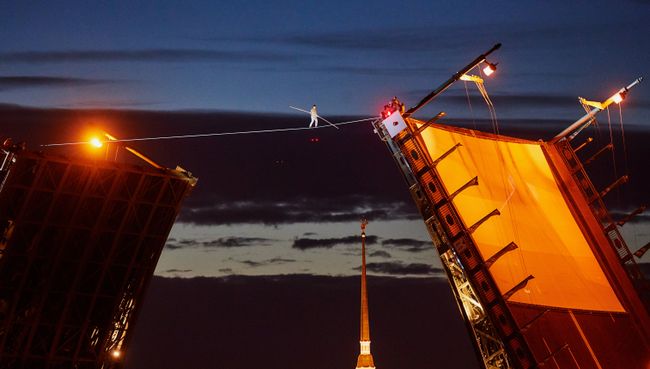 Канатоходец во время выступления на Дворцовом мосту в рамках торжественных мероприятий от имени губернатора Санкт-Петербурга по случаю ПМЭФ. 26 мая 2018 Канатоходец во время выступления на Дворцовом мосту в рамках торжественных мероприятий от имени губернатора Санкт-Петербурга по случаю ПМЭФ. 26 мая 2018