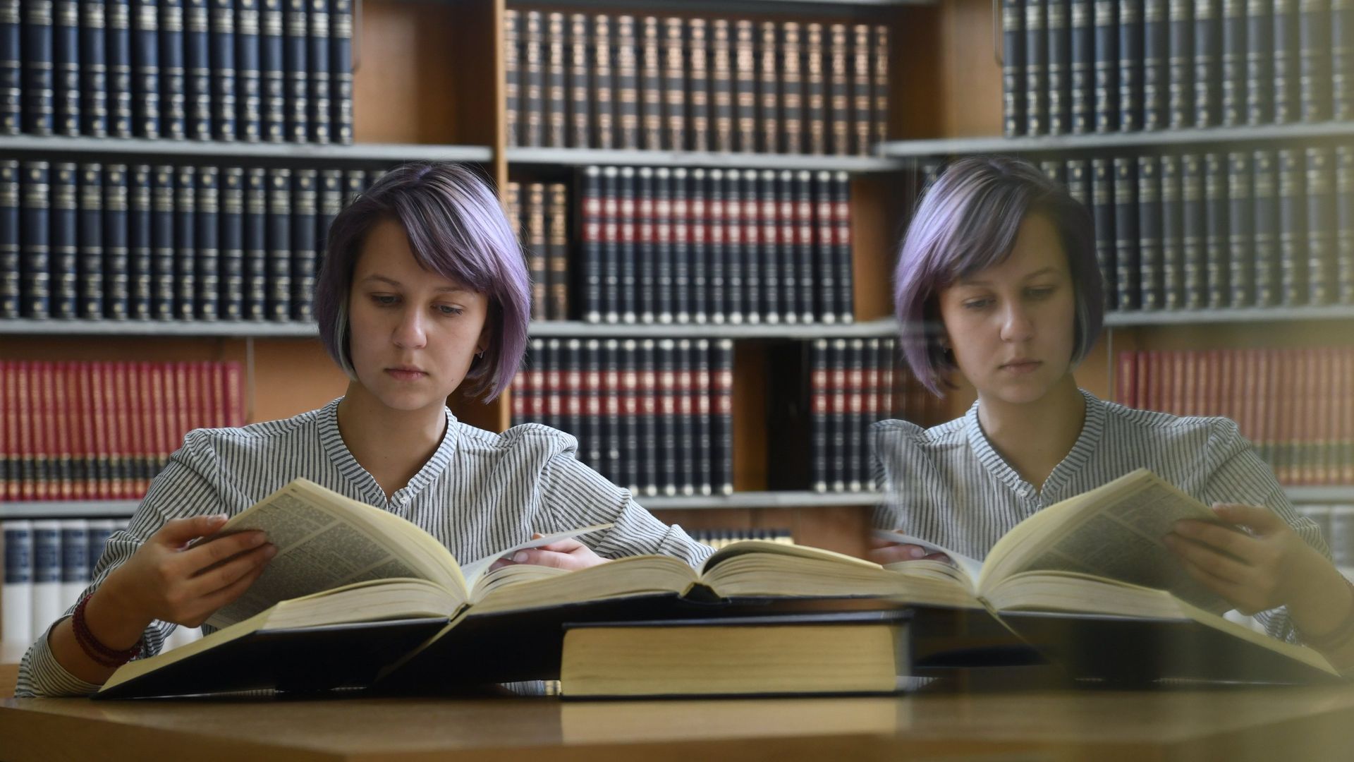 Девушка читает книгу в библиотеке Девушка читает книгу в библиотеке - РИА Новости, 1920, 19.05.2026