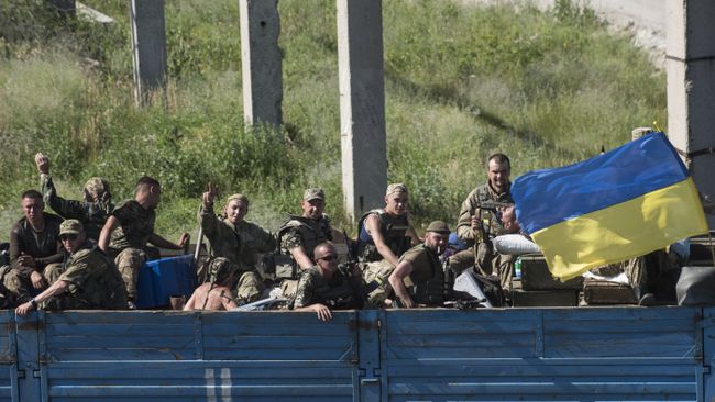 Украинские военные в Луганской области. Архивное фото Украинские военные в Луганской области. Архивное фото