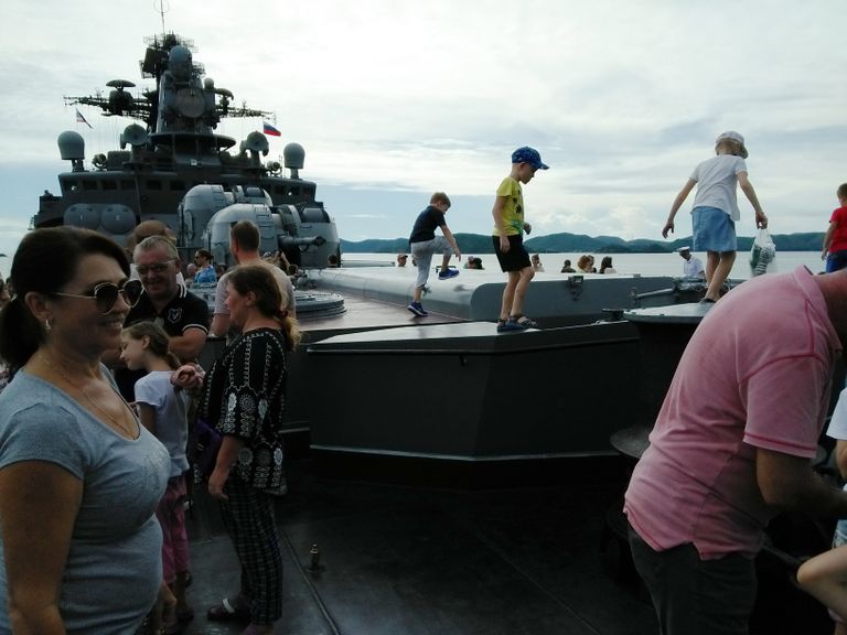 Российские дети играют на ракетной пусковой установке БПК Адмирал Трибуц